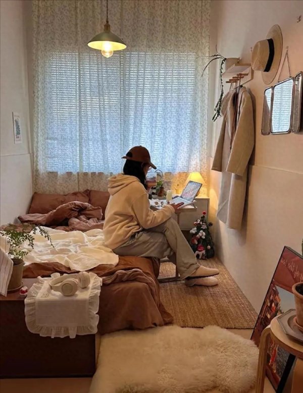 数魅优配 香港一女姑娘火了，不买包不逛街，攒下9㎡小屋，真了不起，晒晒