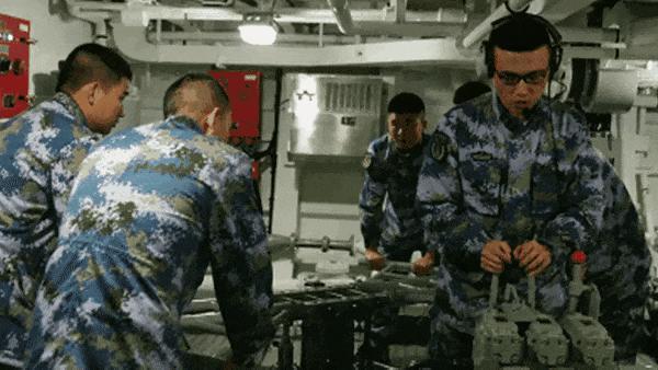 宝牛配 052D导弹驱逐舰上，发现一个罕见设备，这是人力抽水机？