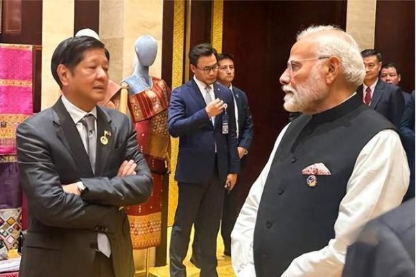 点登富 被菲律宾坑去南海联演，印度没敢靠近黄岩岛，中国军舰全程围观
