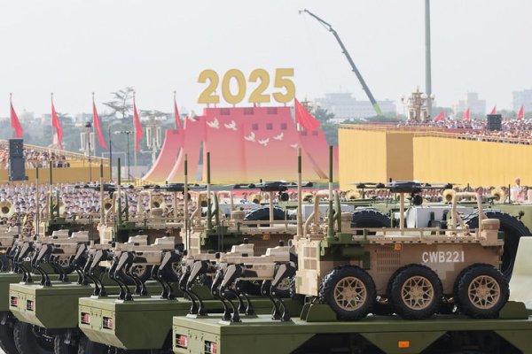 简配资 胜利日大阅兵丨陆上无人作战方队接受检阅