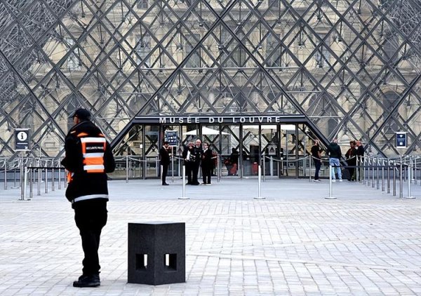 汇巨福配资 卢浮宫遭抢文物未投保 分析称追回可能性低